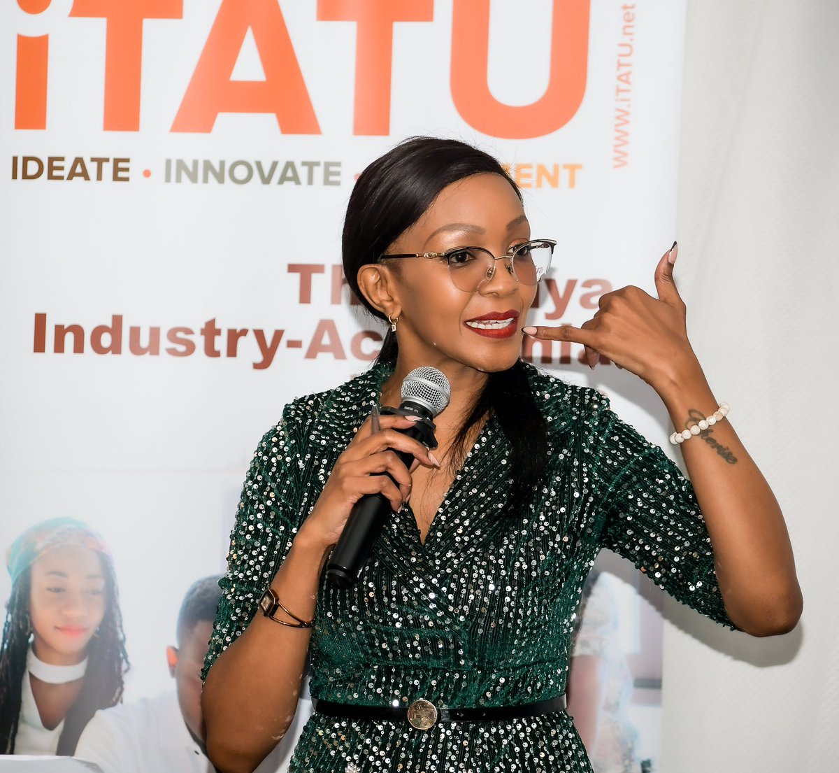 itatu_iap_3i's tweet photo. Our Moderator for first session Miss Cecilia Mwangi OGW, 'These students are priviledged to get such kinda support in their academic lives'
#IndustryAcademiaKE #iTATU https://t.co/32zo4qjWLW
