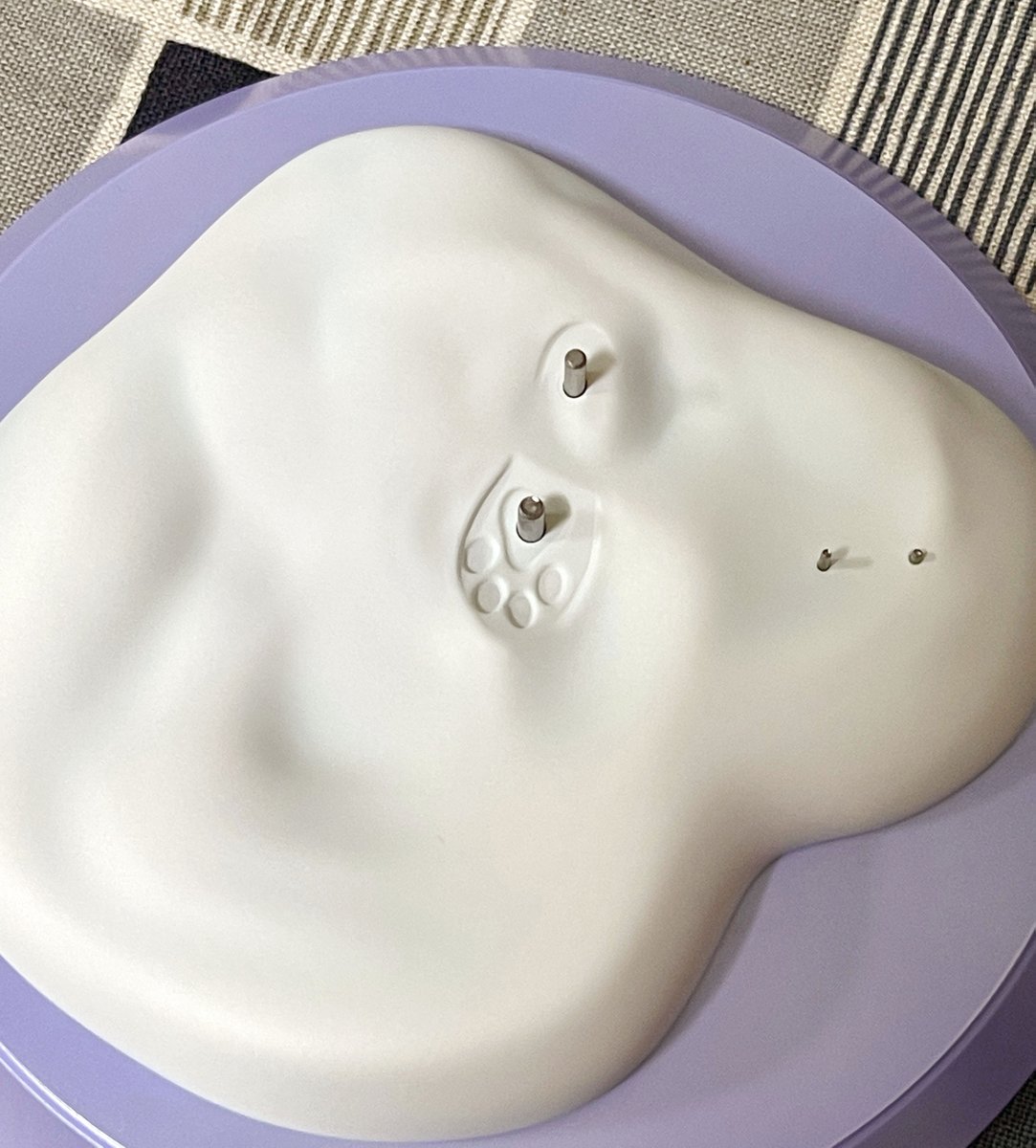 TYPE-MOON様より「カーマ 英霊夢装Ver.」のフィギュアサンプルをご恵贈いただきました。ありがとうございます！かわいい！🐺🎀❄️
台座の足跡に肉球ついてる🐾（かわいい） #FGO