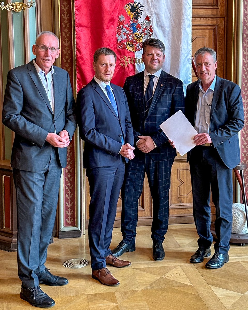 Jetzt kann es richtig losgehen am neuen Standort des <a href="/DLR_de/">DLR_de</a> in Zittau. Soeben hat <a href="/MPKretschmer/">Michael Kretschmer</a> in unserem Bürgersaal einen Fördermittelbescheid über 32 Millionen Euro übergeben. <a href="/SimplySaxony/">Simply Saxony</a> <a href="/Sogehtsaechsi/">So geht sächsisch.</a> <a href="/HochschuleZiGr/">HS Zittau/Görlitz</a> 
DLR_Science_Day am 28.Juni auf dem Zittauer Marktplatz