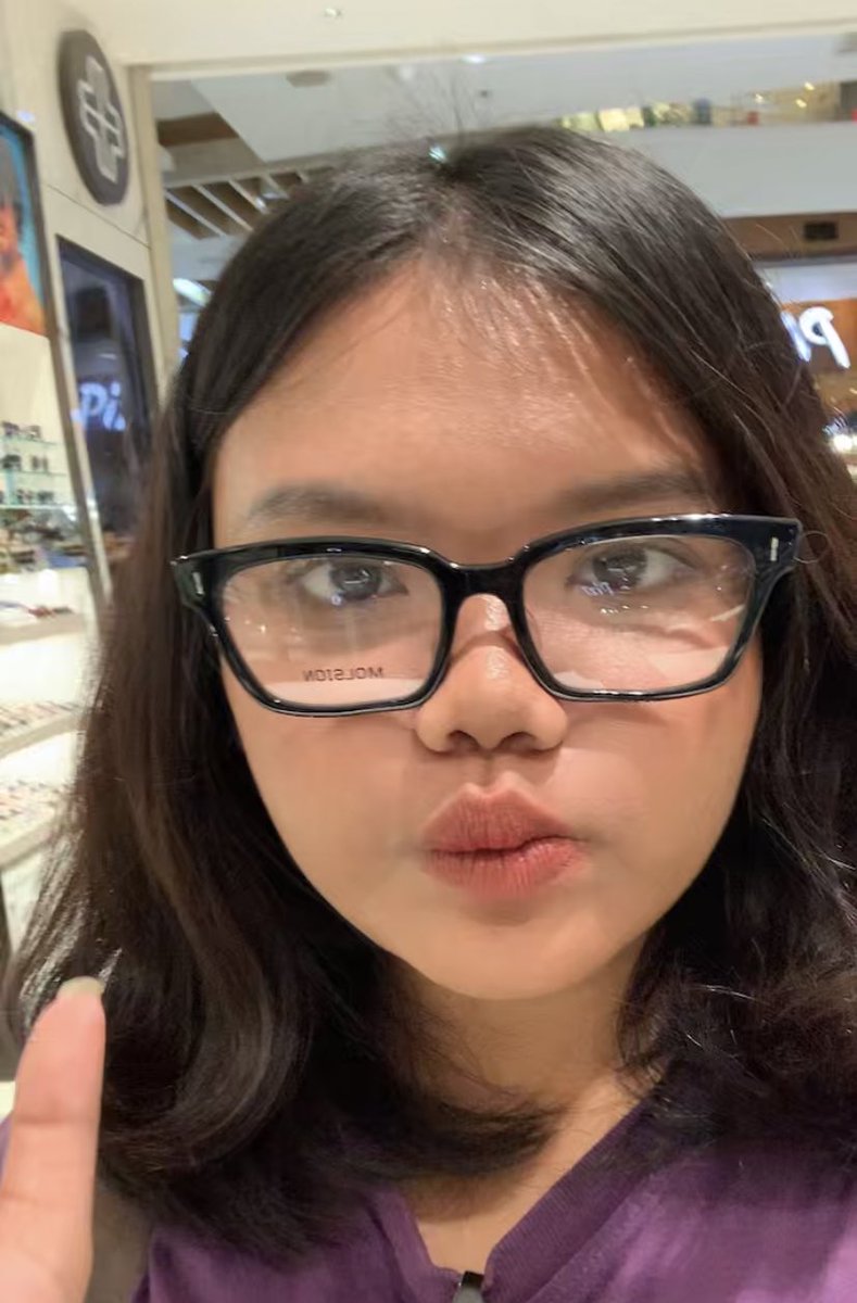 pauIaron's tweet photo. asking y’all honest opinion, which one looks good on my face yaah #bingunk (eh ignore my dumb face pls) https://t.co/W3fLjdxpJ7