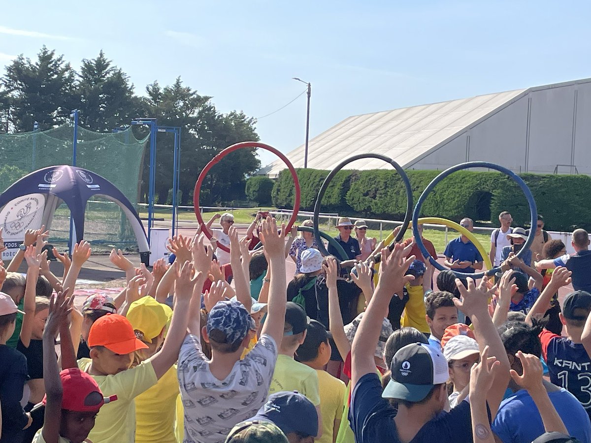 isaJOLYCPDEPS38's tweet photo. 380 élèves de cycle 3 des 6 écoles d’Aubenas font leur jeux. Partage des valeurs Olympiques, activités et défis sportifs sont au programme de cette belle journée @Dsden07 @EyssetteF @CdosArdeche https://t.co/XmMm0jDSpP