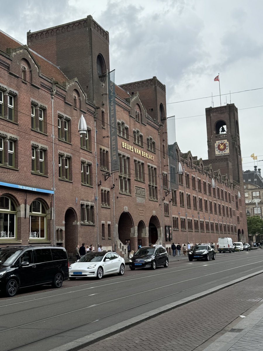 Today I have this chance to talk about a new approach for SEO at the Emerce Digital Marketing Live event in this beautiful building in Amsterdam. Excited!! 🤩 #edml