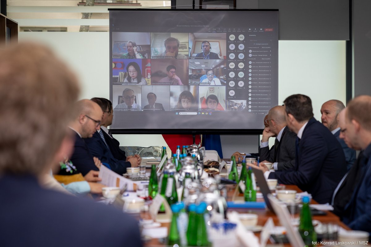 MSZ_RP's tweet photo. Wicemin. @moscicka_dendys otworzyła spotkanie przedstawicieli państw-obserwatorów przy Radzie Arktycznej, w ramach Formatu Warszawskiego.

W tym roku dyskusja koncentruje się wokół:
🔹 pożarów lasów arktycznych
🔹 kriosfery
🔹 współdziałania
🔹 polityki równości i różnorodności. https://t.co/BFWJkzKCpj