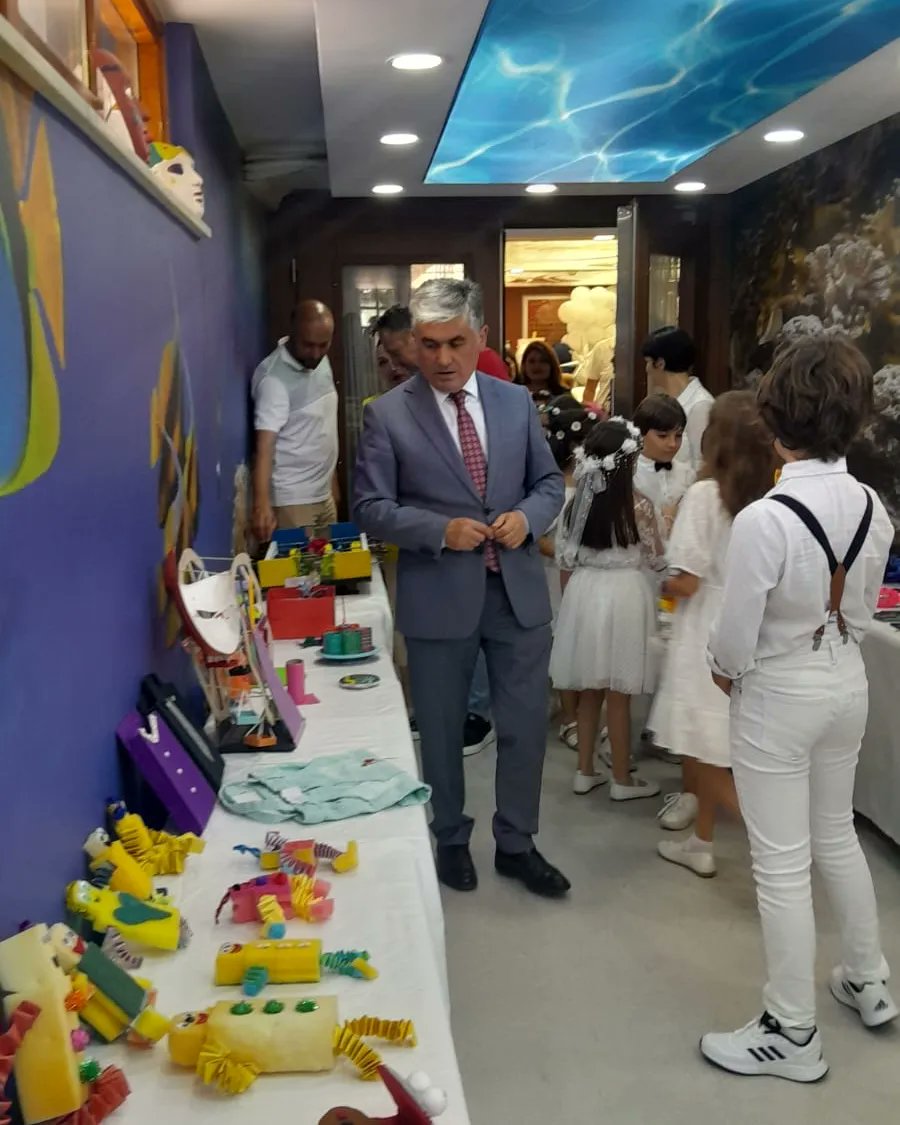 Sıfır Atık Projesi kapsamında düzenlediğimiz Artık Materyaller ile Hazırlanan Sergimiz İlçe Milli Eğitim Müdürlerimiz ile birlikte gezildi.<a href="/TC_istanbul/">TC İstanbul Valiliği</a> <a href="/tcmeb/">Millî Eğitim Bakanlığı</a> <a href="/istanbulilmem/">İstanbul İl Millî Eğitim Müdürlüğü</a> <a href="/BakirkoyMEM/">Bakırköy İlçe Millî Eğitim Müdürlüğü</a>