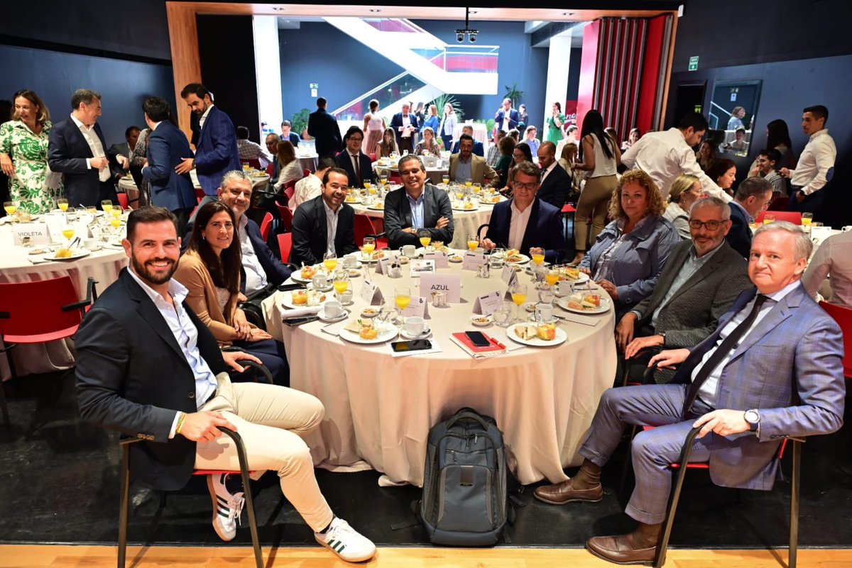 MiriamAPDCan's tweet photo. Hoy encuentro de @APDasociacion #Canarias junto a @AdeccogroupEs y @lsoluciones para hablar sobre #talento y #normativa. Presenta Alejandro Pérez @AdeccogroupEs y abre la primera mesa redonda @BlascoDeluna junto a @jlosada1 @AguilarAbogado2 y Carlos Pinilla @garrigues_es https://t.co/TA9YenKH4d