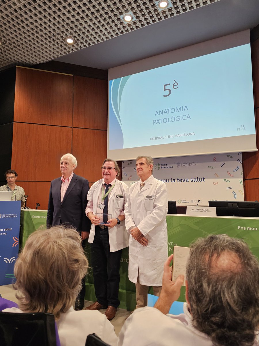 El Monitor de Reputación Sanitaria (MRS) entregando los premios de reputación sanitaria al CORE y a Anatomia Patológica del #CDB, <a href="/hospitalclinic/">Hospital Clínic</a> según datos del último ranking #MRS, #MERCO. Enhorabuena a todo el equipo!!
<a href="/AureaMira1/">Aurea Mira Vallet</a>, <a href="/clarinsBD/">Clara Ballesté</a>