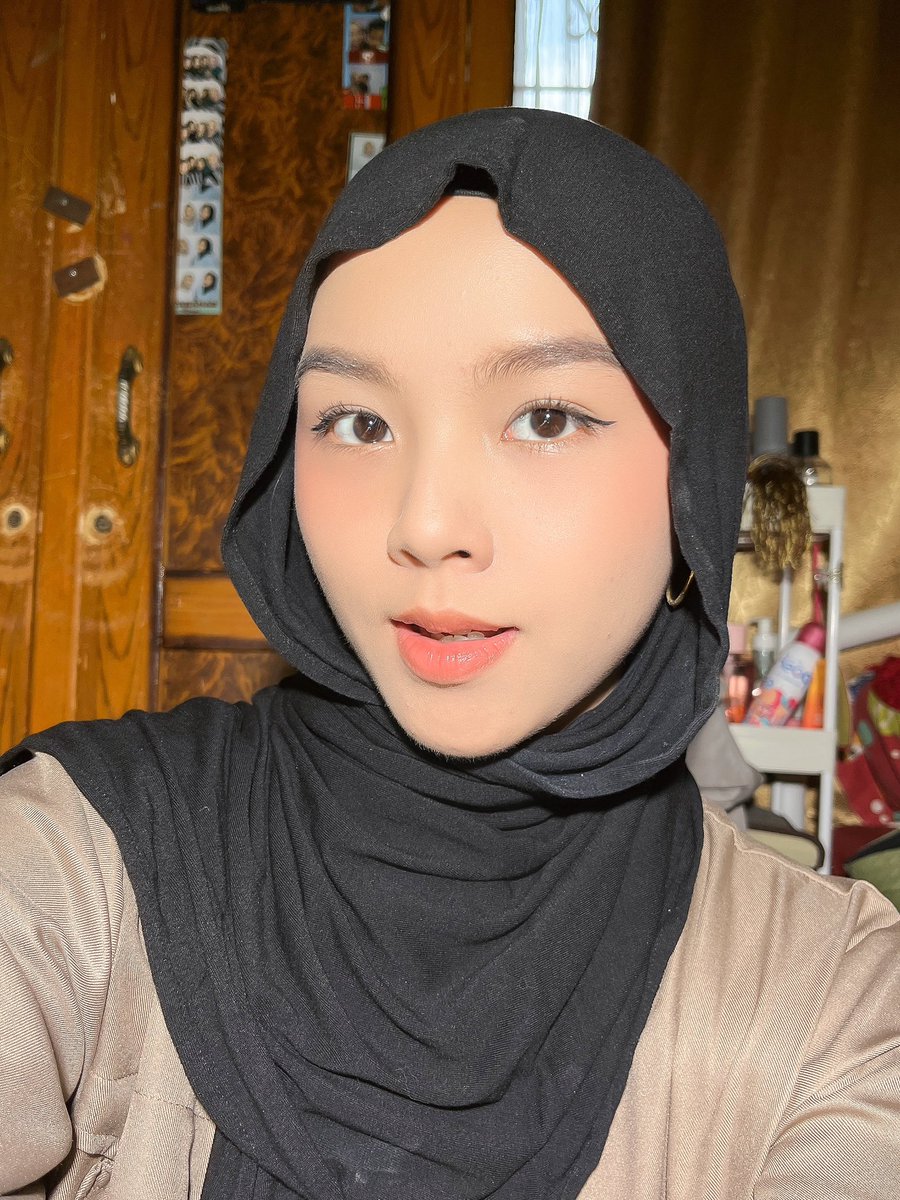 sashagani's tweet photo. iseng dan kepo tuh kadang emang suka nemuin HIDDEN GEM ga sih?? kayaa ini random aja coba compact powder yang katanya dupe G*venchy 20RB-AN  tapi masih sebagus ini😭 gaada touch up sama sekali btw

fresh apply.                   after 8 hours https://t.co/EfWuM4dniW