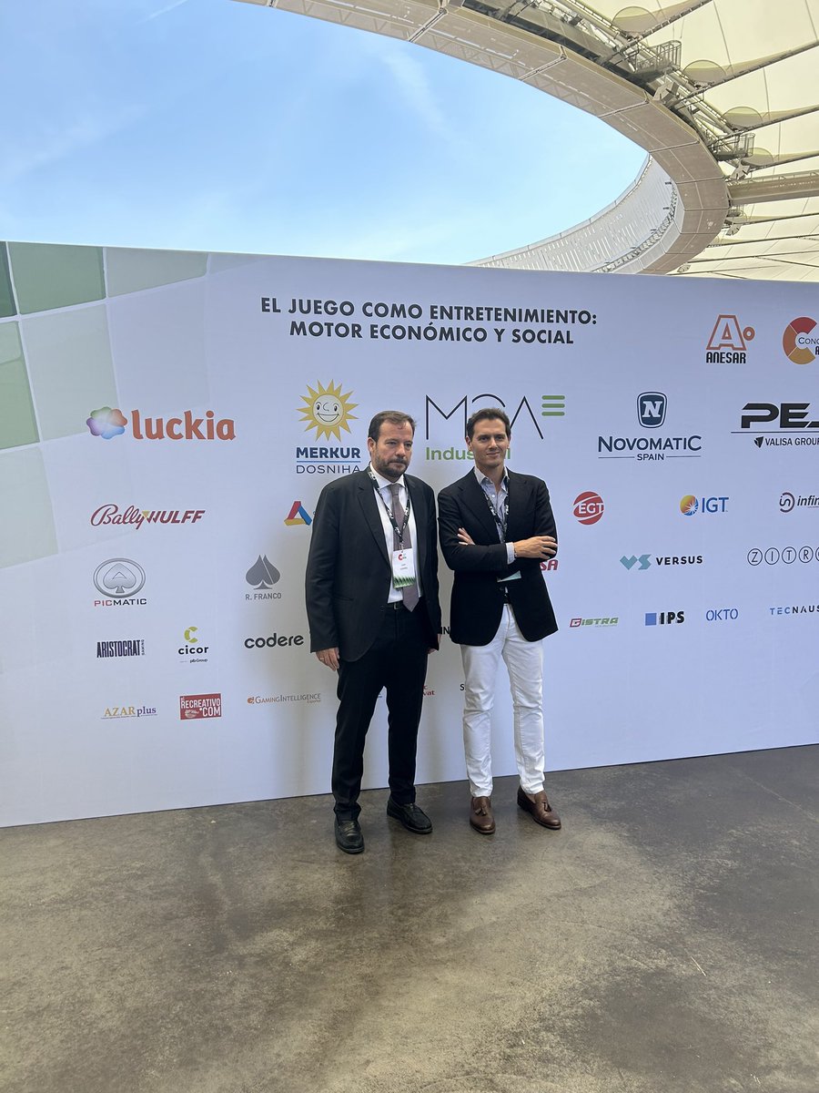 Albert Rivera llega al #CongresoANESAR para dar la charla patrocinada por <a href="/merkurmagic/">merkurmagic</a>.

📸<a href="/LacarraJuan/">Juan Lacarra</a> 🤝<a href="/Albert_Rivera/">Albert Rivera</a>