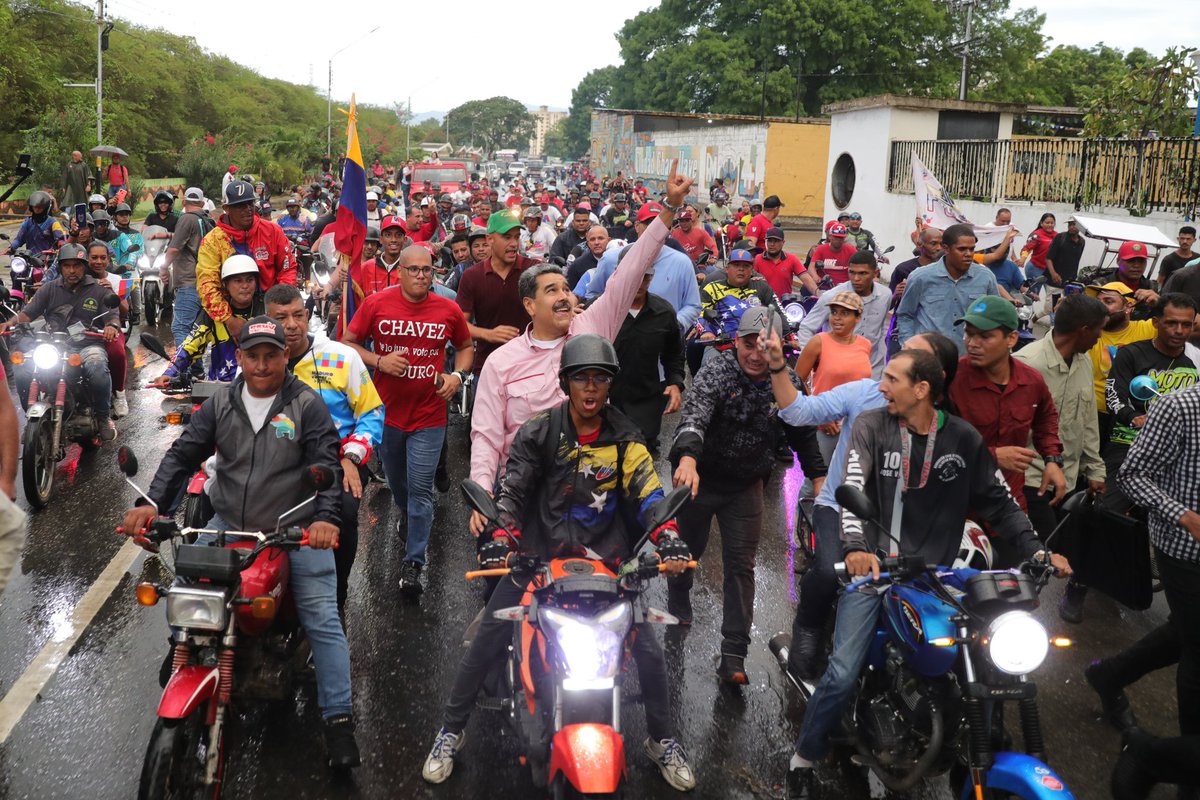 #6Jun ▶️ #PuebloLealSiempre 
¡Amor con Amor se paga! 
<a href="/nicolasmaduro/">Nicolás Maduro</a>
<a href="/ConCiliaFlores/">Cilia Flores</a>
<a href="/jorgerpsuv/">Jorge Rodríguez</a>
<a href="/dcabellor/">Diosdado Cabello R</a>
<a href="/pinfantea/">Pedro Infante A.</a>
<a href="/nicmaduroguerra/">Nicolas Maduro Guerra</a>
@gpintovzla
<a href="/lossifontes/">LUIS JAVIER SIFONTES</a>
<a href="/fariapsuv/">Jesús Faría</a>
<a href="/ConElMazoDando/">Con el Mazo Dando</a>
<a href="/PartidoPSUV/">PSUV</a>
<a href="/JuventudPSUV/">Juventud PSUV</a>
<a href="/epmsucre/">EPM-SUCRE</a>
@PrensaMgsucre1 #Diputada ¡Viva la Patria! ❤