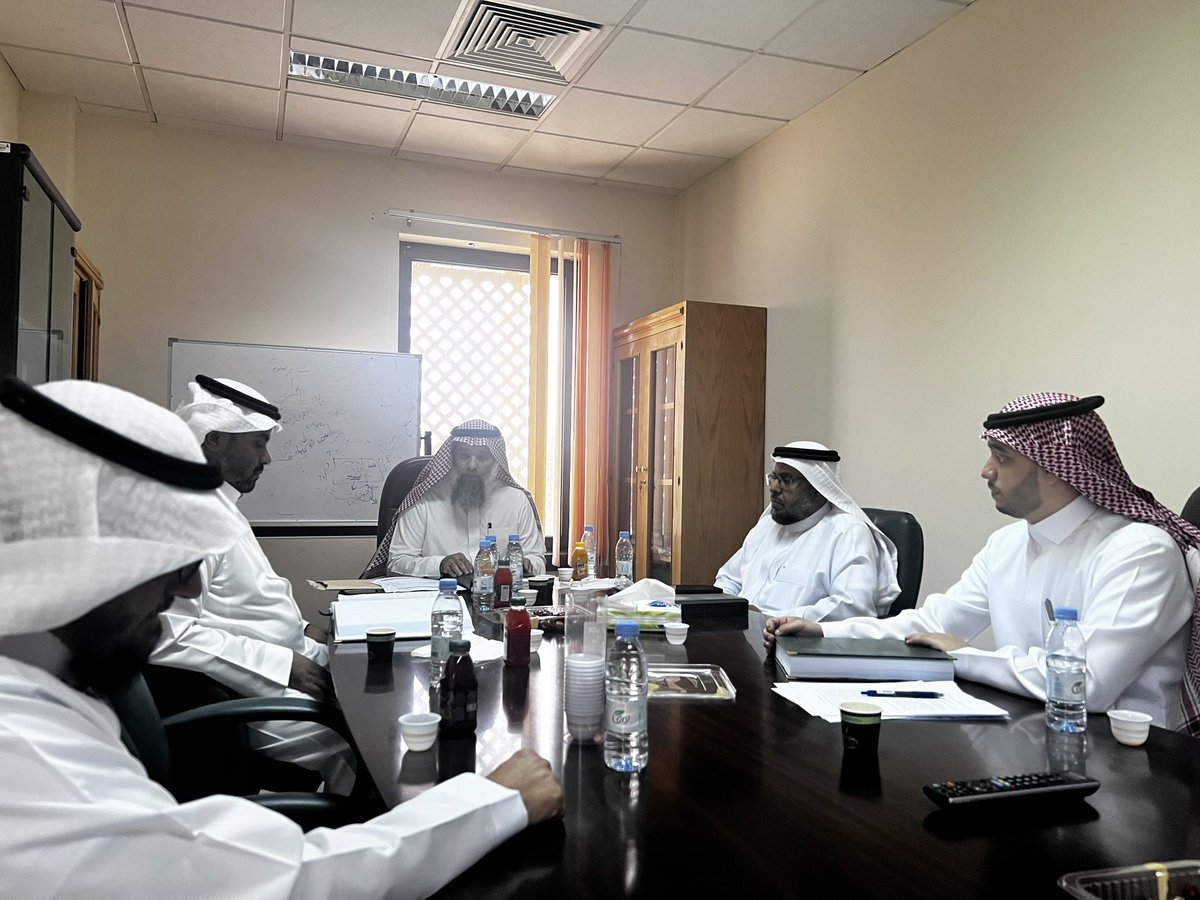 من مناقشة رسالة الدكتوراة عن أثر موقع الحرف في تحول البنية صوتيا وصرفيا