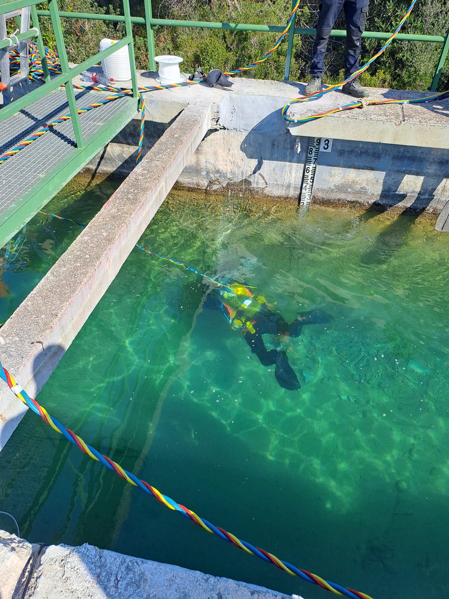 📹Hace unos días los compañeros de <a href="/AQHT_TVE/">Aquí hay trabajo</a> se acercaron hasta el Canal Júcar-Turia para conocer el trabajo que realizan los buzos profesionales en esta infraestructura.

⚒️Las labores de esta semana sirven para instalar nuevos caudalímetros en el canal.
