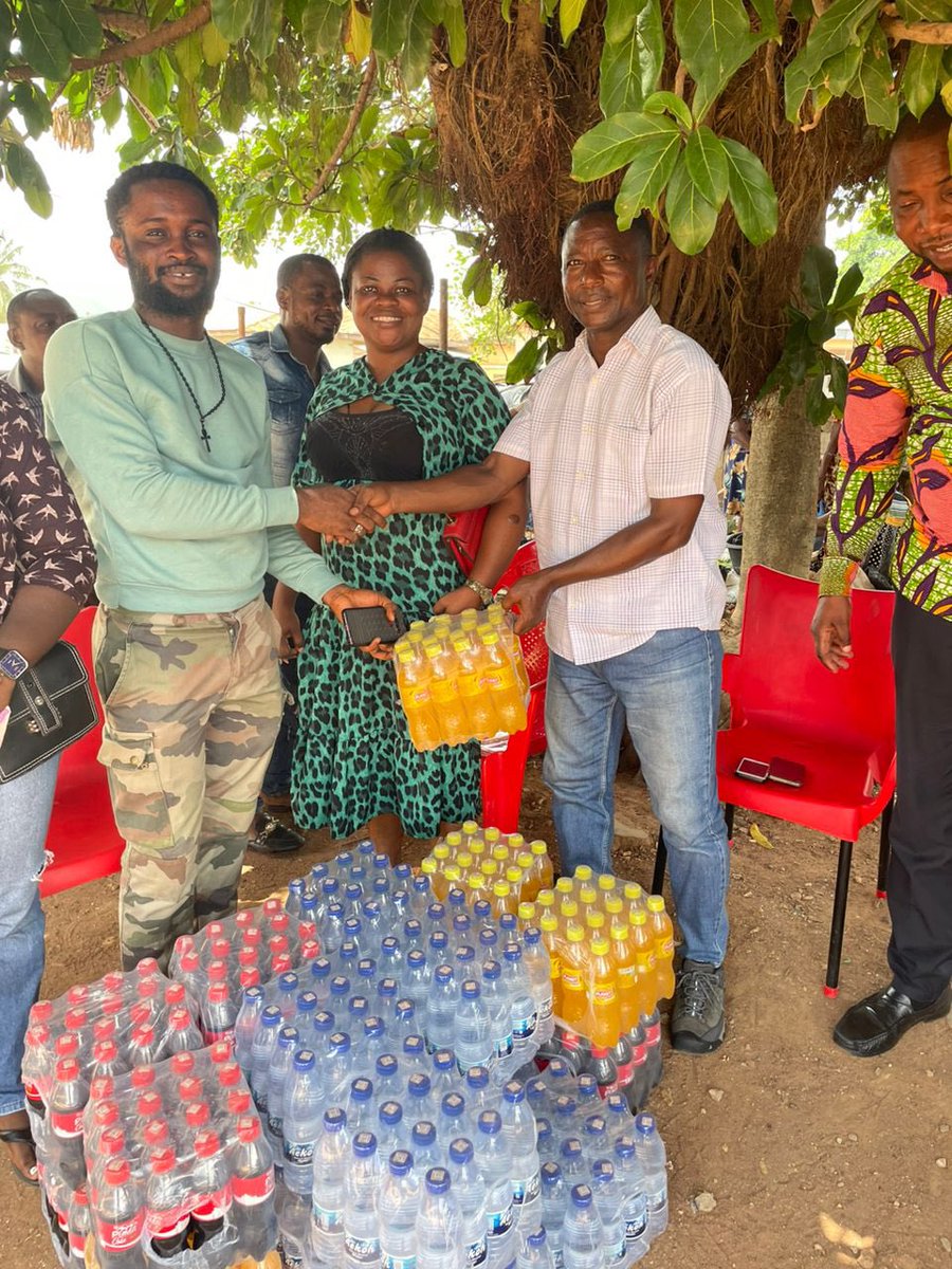 mr_bawuah_21's tweet photo. I am pleased to announce that #TheEjisuProject, on behalf of Richmond Nana Bawuah, today presented drinks and bottled water to the Ejisu constituency executives. This donation was made in support of the ongoing voters ID card registration exercise in the area. https://t.co/xO0T4V4c7N