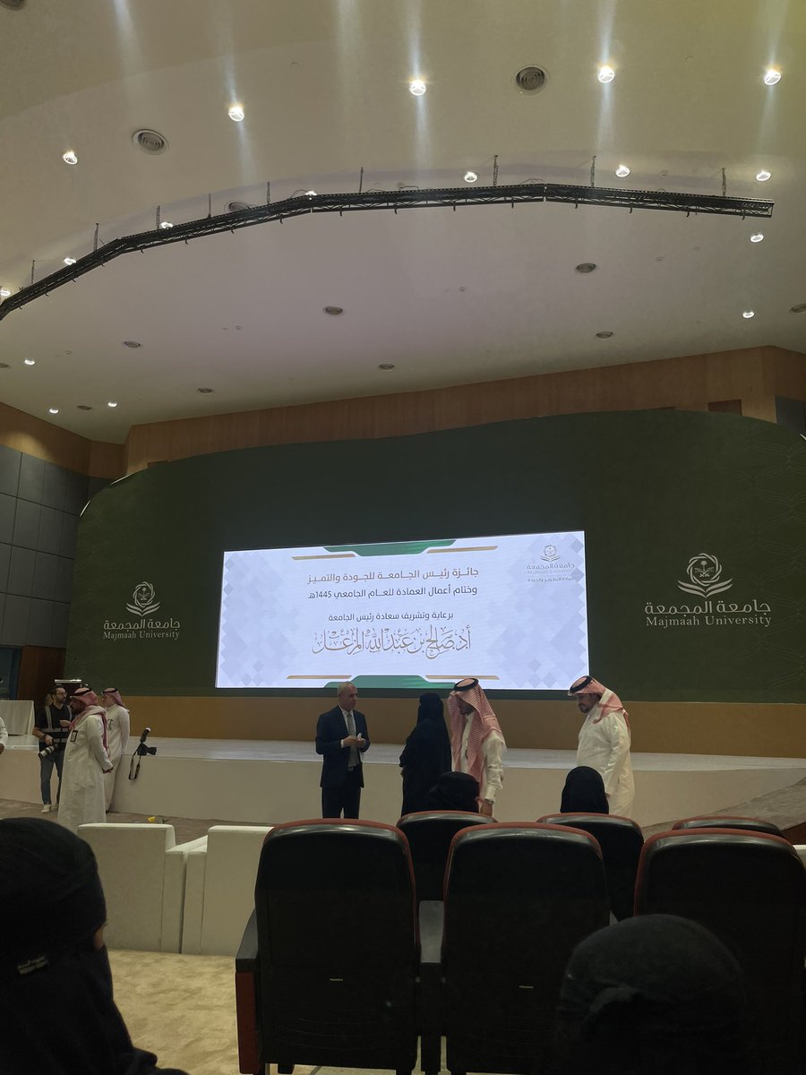 2aseelv's tweet photo. الحمدلله الذي تمم وأعان 
ختام الترم بتكريم من قِبل رئيس الجامعة 🎖️ https://t.co/x2a2tEAmTC