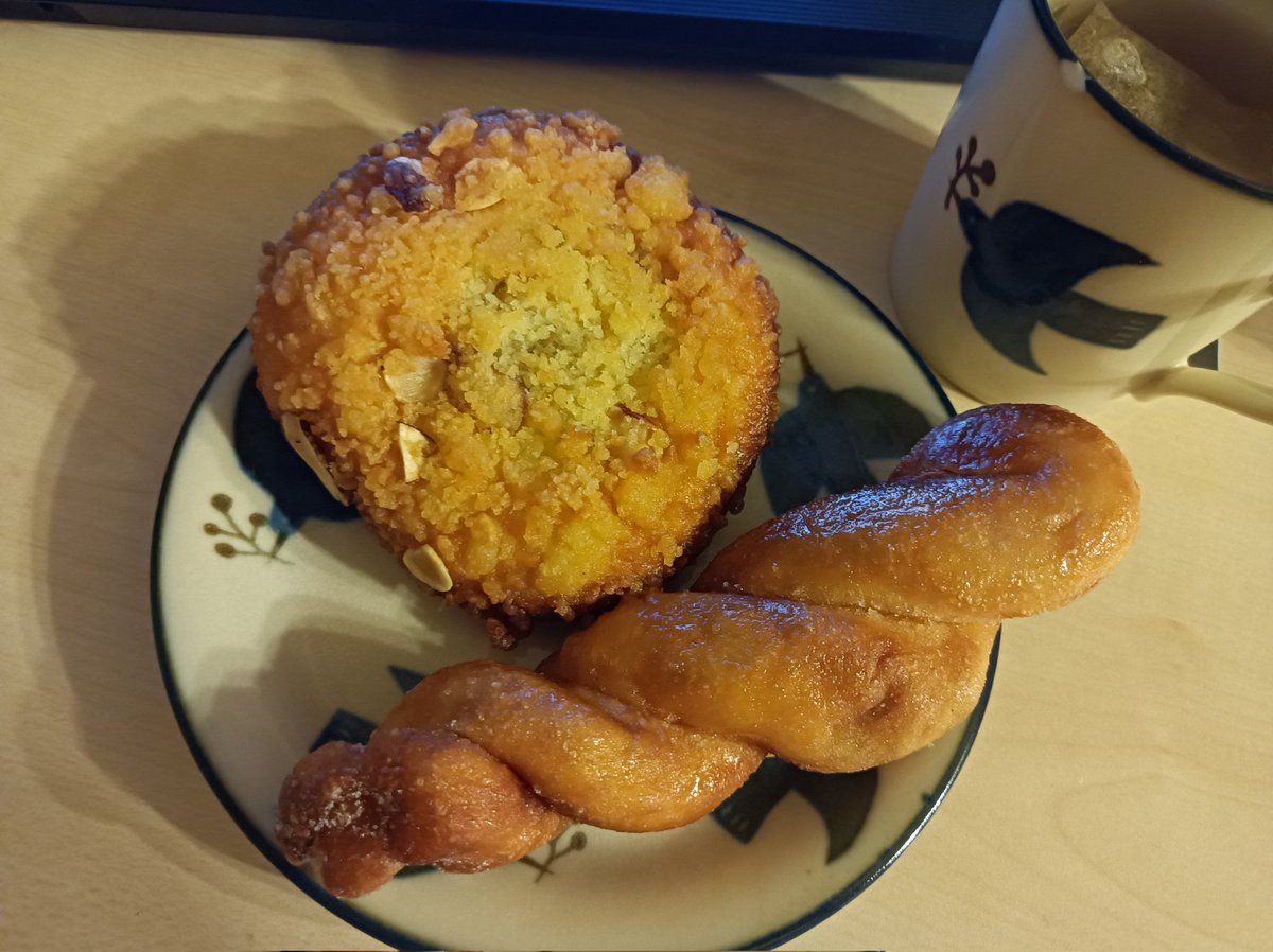 poleton2015123's tweet image. タリョラバンタンで観てから、どんな物なのか気になってたソ・ボ・ロ・パン！とクァベギ　ソボロパンはあんドーナツの周りがザクザクした感じで美味しい✨周りのアーモンドも👍
元々は日本のものだったとは！韓国発祥だと思ってた😧
#ソボロパン
#おやつ
#OKDO
#新大久保