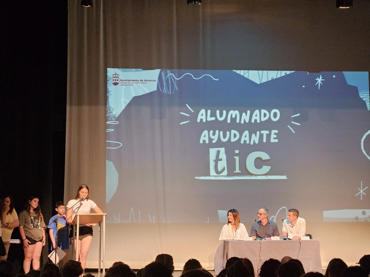 El Ayuntamiento de Alcorcón nos ha entregado unos diplomas por nuestra participación en el proyecto de alumnado ayudante TIC. Alumnos de tercero de la ESO han acudido a los centros de primaria de la localidad para enseñar a sus compañeros de primaria los riesgos de Internet