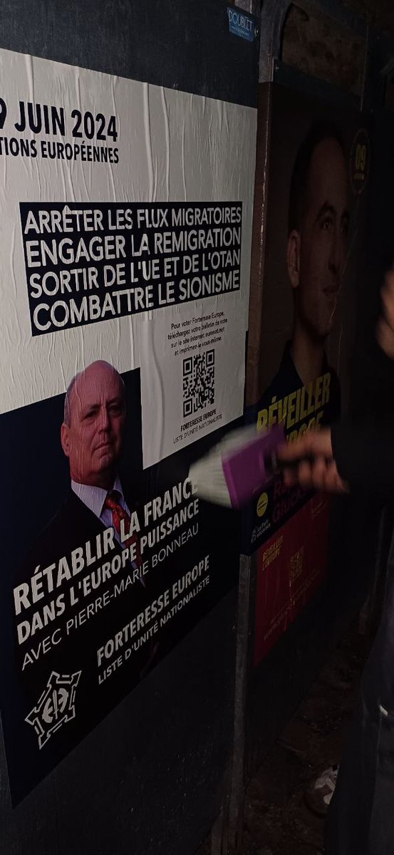 ParisNatio1's tweet photo. Hier soir nous étions dans les rues de Paris pour afficher notre soutien à la liste de Pierre-Marie Bonneau, la seule liste nationaliste.

Le 9 juin, votez  Forteresse Europe (@euronat2024) ! https://t.co/RWkOa6k0sp