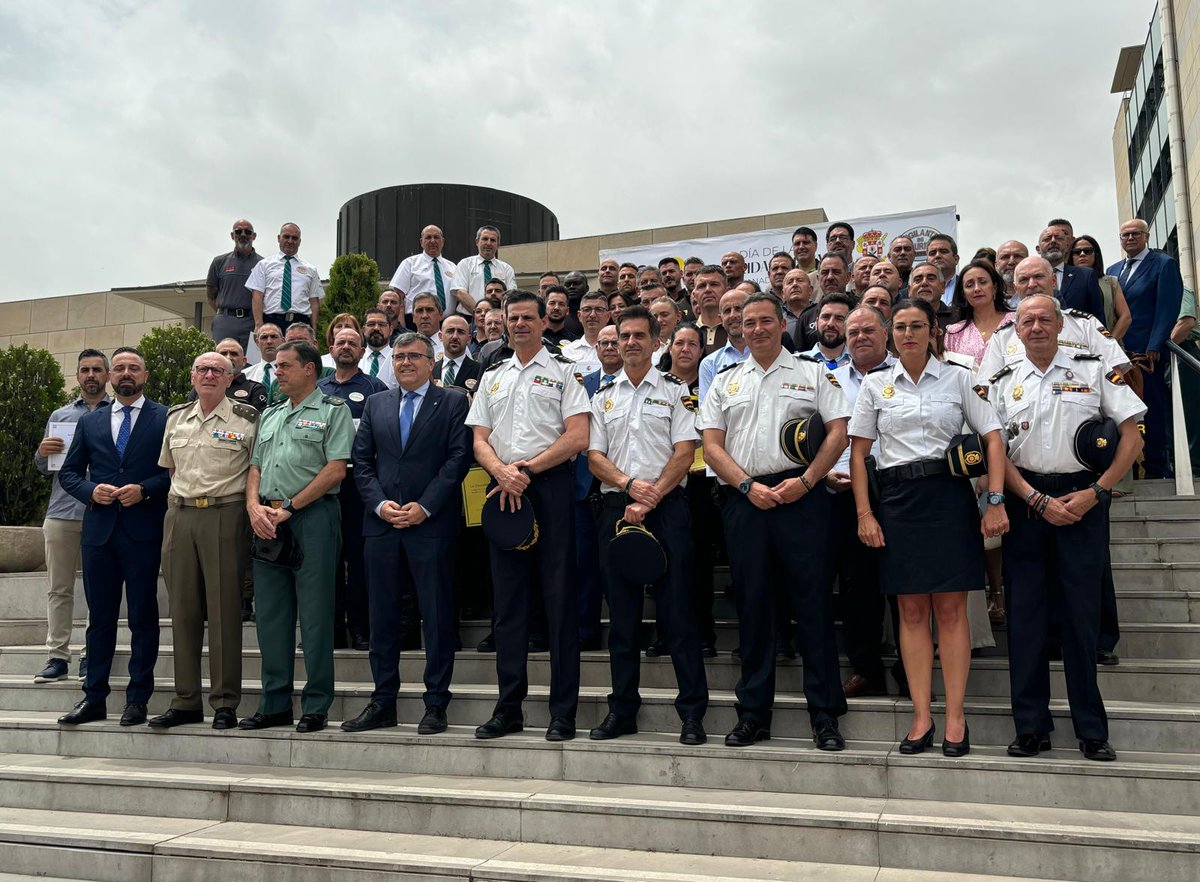 SubGobGRA's tweet photo. El subdelegado, @montimar66, ha presidido hoy el acto institucional celebrado en @Cajaruralgr para conmemorar el Día de la Seguridad Privada, en el que se ha reconocido el gran trabajo realizado por empresas y personal del sector en la provincia. https://t.co/aFXHWc28u5