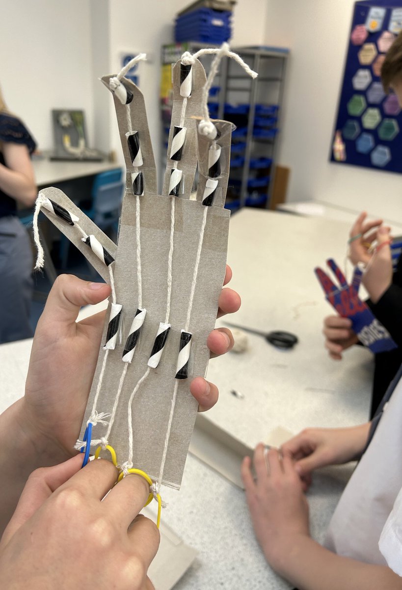 missmurphybio's tweet photo. Science Club have been investigating the uses of robotics and got creative to make their own ‘bionic hands’ 🦾🦾
@BoclairBiology https://t.co/LBrdlgHQur