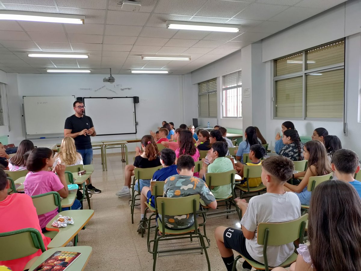 CeipSFernando's tweet photo. Los alumnos de 6º han tenido un encuentro con autor con Antonio, nuestro maestro de Música y autor de cuentos infantiles. Concretamente durante el curso escolar, los alumnos de 6º han leído y trabajado el libro: "Cuatrojos,Pelopincho, Sabelotodo y Mimiguel.¡Detectives Secretos!" https://t.co/jlUjF10WnP