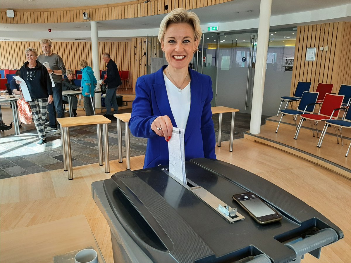 GemWbDuurstede's tweet photo. Burgemeester Iris Meerts heeft zojuist gestemd. Jij stemt toch ook vandaag? Om 11.00 uur hebben 2.039 kiezers gestemd. Dat is 10,76%. Het aantal stemgerechtigden in de gemeente Wijk bij Duurstede is 18.951. Alle info over de verkiezingen vind je hier: https://t.co/ej2dnu3FdT https://t.co/pRzGcCsdtJ