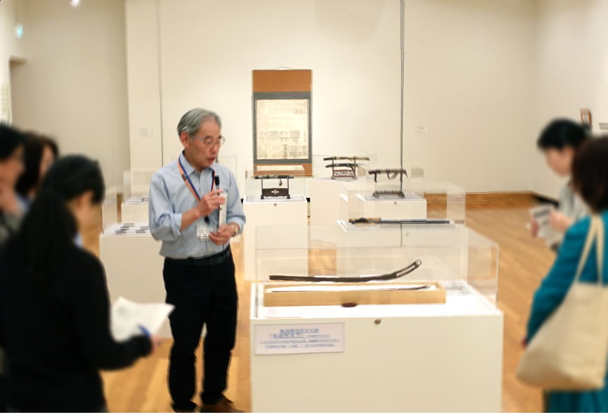 TochioArtMuseum's tweet photo. 毛抜形太刀

長岡市和島地域出土
平安時代末期
新潟県指定文化財

日本刀の原形といわれている毛抜形太刀の実物（箱の中）とレプリカ（箱の後方）とを展示しています。
6月9日（日）午後2時から毛抜形太刀を題材にギャラリートークを行います。
手袋着用となりますが、レプリカを持つことができます。 https://t.co/Dyh00DBUeK