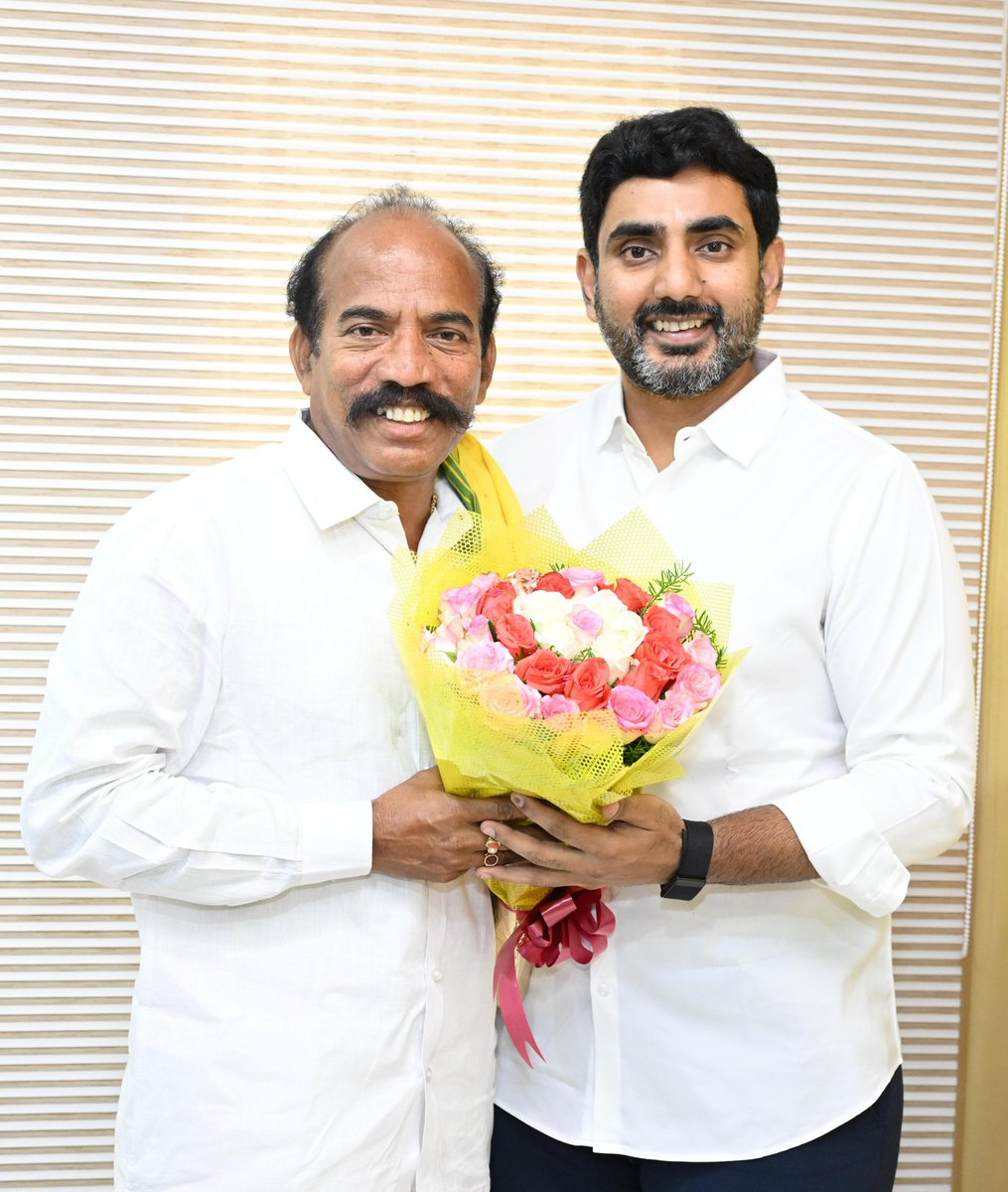 BigtvApp's tweet photo. లోకేష్ దగ్గరికి క్యూ కట్టిన నేతలు.. అభినందనల వర్షం కురిపిస్తున్న తమ్ముళ్లు.. 
#andhraelections #TDPVictory #janasenawinningpithapuram #tdpwinning https://t.co/d4c6kNle6p