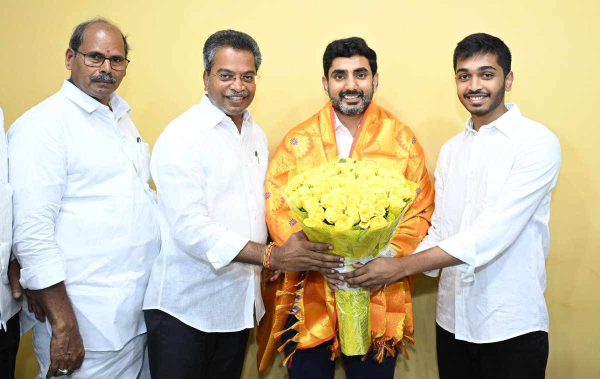 BigtvApp's tweet photo. లోకేష్ దగ్గరికి క్యూ కట్టిన నేతలు.. అభినందనల వర్షం కురిపిస్తున్న తమ్ముళ్లు.. 
#andhraelections #TDPVictory #janasenawinningpithapuram #tdpwinning https://t.co/d4c6kNle6p