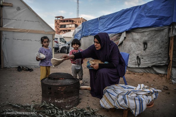Al món, hi ha 181 milions de nens i nenes menors de cinc anys (1 de cada 4) que viuen en situació de pobresa alimentària infantil greu

Un nou informe d'UNICEF analitza la situació alimentària de la infància a gairebé 100 països #dretsinfants 

🔗unicef.es/blog/desnutric…