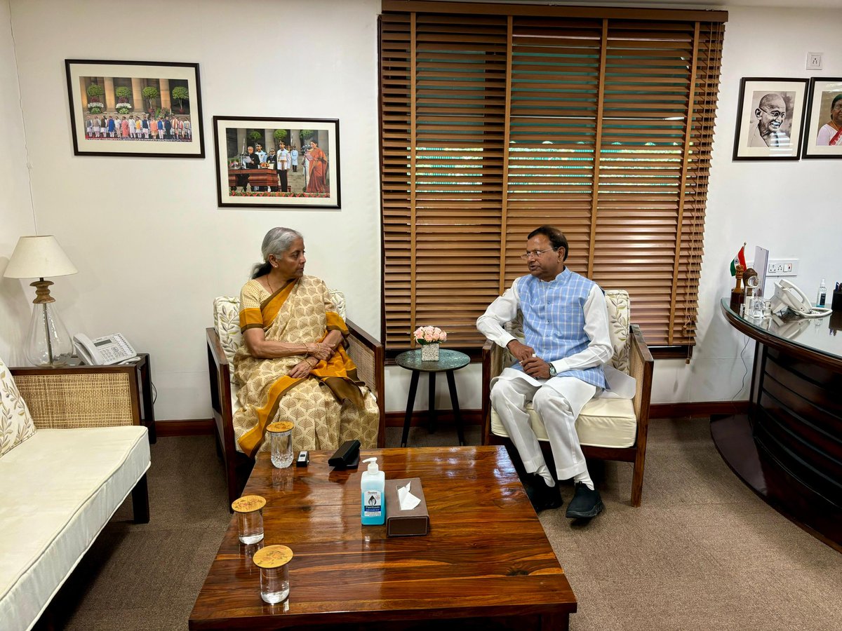 mppchaudhary's tweet photo. आज नई दिल्ली में निवर्तमान माननीय केंद्रीय वित्त मंत्री श्रीमती @nsitharaman जी से शिष्टाचार भेंट वार्ता की। 

इस दौरान मा. प्रधानमंत्री श्री @narendramodi जी के तीसरे कार्यकाल में विकसित भारत की संकल्पना को पूर्ण करनें वाले नीतियों एवं कार्यो पर परिचर्चा भी हुई।

#NarendraModi #NirmalaSitharaman #MinistryofFinance #PankajChaudhary #BJP4IND #BJP4UP 

@FinMinIndia @officeofPCM @PIB_India @DDNewsHindi