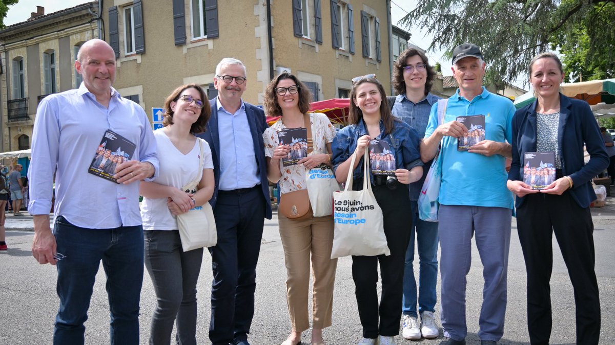 RenaissanceGers's tweet photo. 🏃🏻‍♂️ Opération tractage sur le marché d’Auch avec les colistières de la liste @BesoindEurope @alexleul et @ophelymassat 

🗳️ Le 9 juin, nous avons Besoin d’Europe avec @ValerieHayer ⤵️

Un seul jour, un seul tour, mobilisons-nous 🔥 https://t.co/I2o6wgw9wp