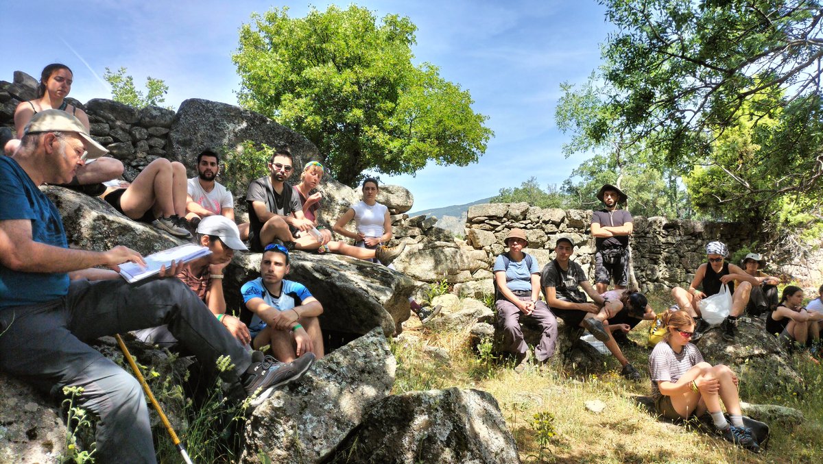 SoniaRoigGomez's tweet photo. @MontesUPM @arubiosa @RaqBenavidesC y yo estamos acompañando la visita de campo del II Jornadas de investigadores ECRs en ecología de la @_AEET_  para hablar de #gestiónforestal y #ecologia https://t.co/9AeHomztPD