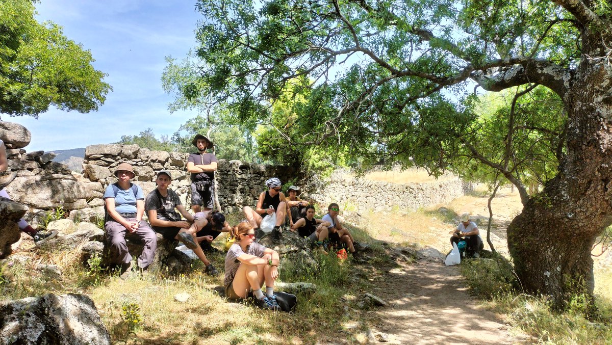 SoniaRoigGomez's tweet photo. @MontesUPM @arubiosa @RaqBenavidesC y yo estamos acompañando la visita de campo del II Jornadas de investigadores ECRs en ecología de la @_AEET_  para hablar de #gestiónforestal y #ecologia https://t.co/9AeHomztPD