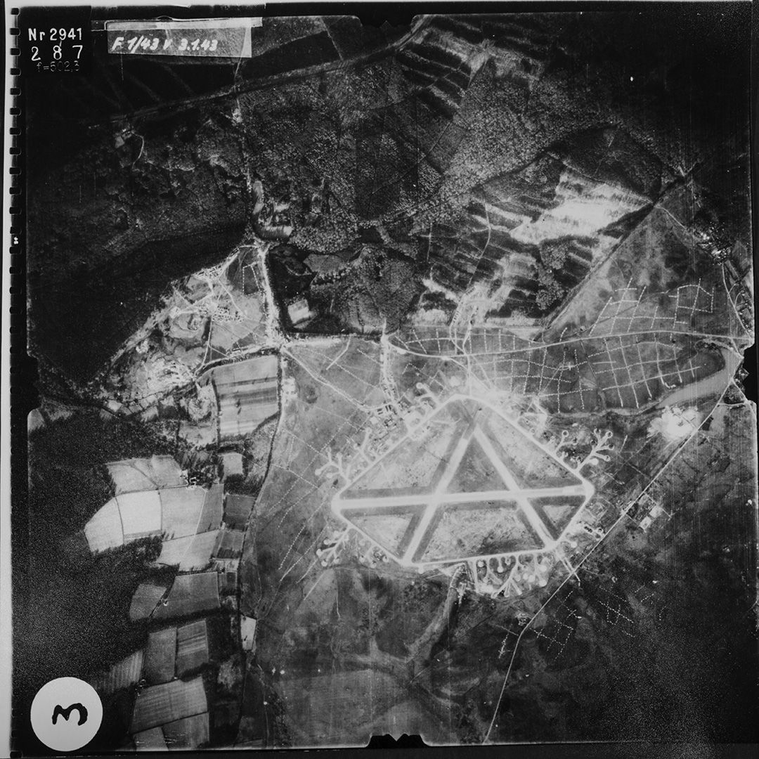 EngNewForest's tweet photo. The #NewForest played an important role during WW2, with tree cover hiding temporary camps for troops &amp; heathlands providing airfields. This Luftwaffe photo shows RAF Beaulieu, where aircraft from the US 365th Fighter Group operated from in support of allied forces on #DDay. https://t.co/uZkAD1aFvh