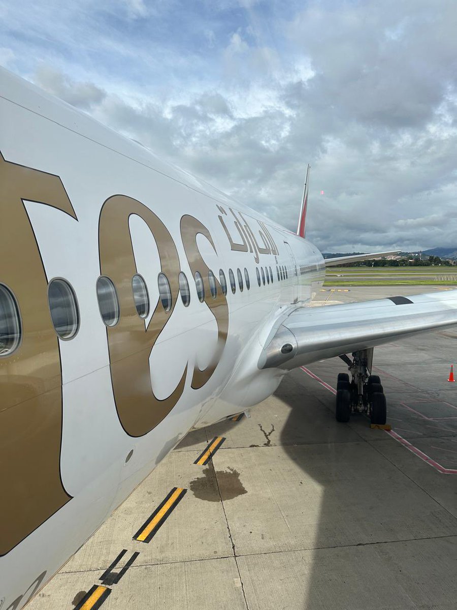 g_salcedo_r's tweet photo. Hoy celebramos la llegada de @emirates a Colombia. La ruta Bogotá-Miami- Dubái será una oportunidad para el turismo de alto gasto en el país, el intercambio comercial entre los países y la inversión extranjera directa.  🫶🏻🇨🇴🤝🇦🇪 https://t.co/qJT8rdr1F8