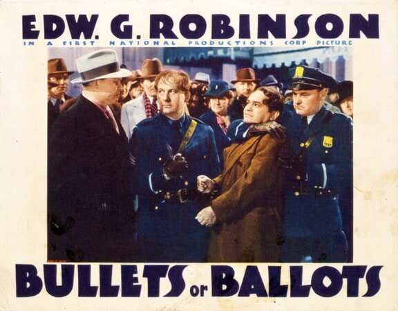 AnandaRobin's tweet photo. 📽️ #TalDiaComoHoy, hace 88 años, se estrenaba #BalasOVotos (#BulletsOrBallots, 1936).

#EdwardGRobinson interpreta a un policía que, tras ser despedido, decide prestar sus servicios para un capo de la mafia, pero todos desconfían del recién llegado temiendo que sea un infiltrado. https://t.co/oPmVUANBdH