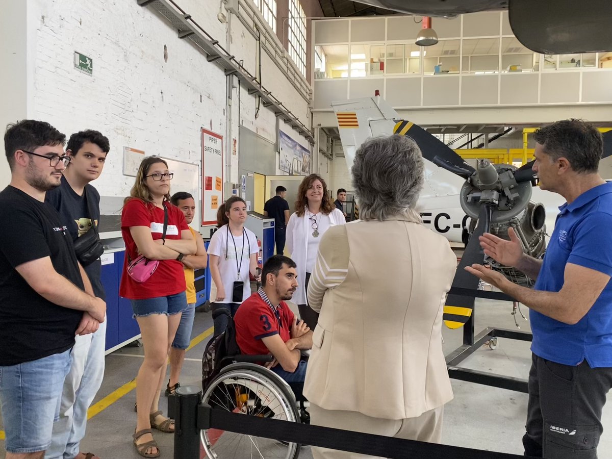 escolaEFAV's tweet photo. Ahir a l'escola ✈️ vam rebre la visita de les persones participants al Projecte #TIMOL que es gestiona des de l'@imetvng
Durant la visita van poder conèixer de primera mà el funcionament dels avions i resoldre aquells dubtes que els hi anaven sorgint al respecte https://t.co/n5QFk79gEF