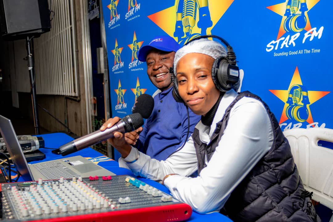 ndaa567's tweet photo. @MumsiesKitchen “ Chef ~Dancer on radio! Yesterday we had the pleasure of hosting @StarFM @BabongileSkhonjwa for a LIVE broadcast at our 9th Avenue branch. We were all sounding good after eating some tasty food! #MumsiesKitchen #Foodie #Bulawayo https://t.co/qK9SRyYQQ5