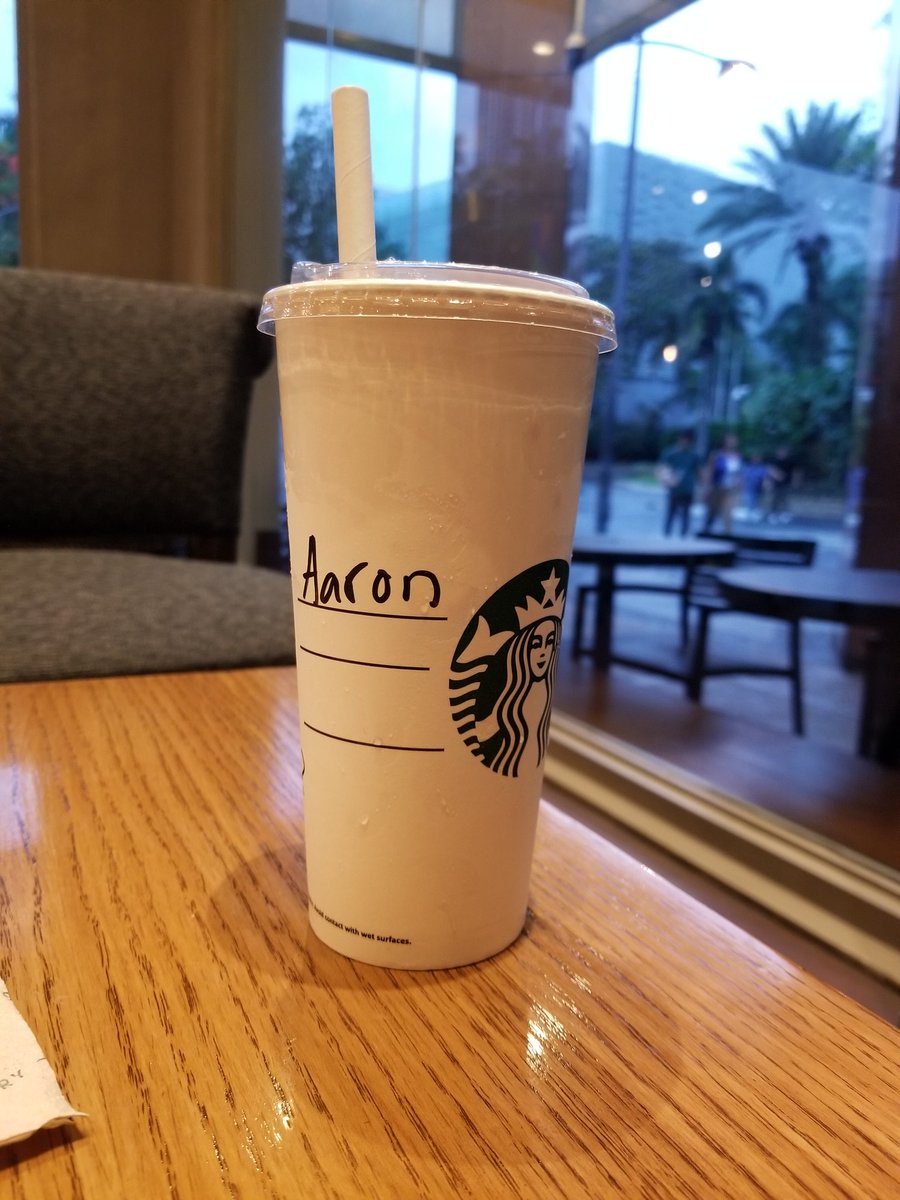 aronnolascog's tweet photo. starbucks in the cold weather!  🙃 https://t.co/6GC2YGWTLW
