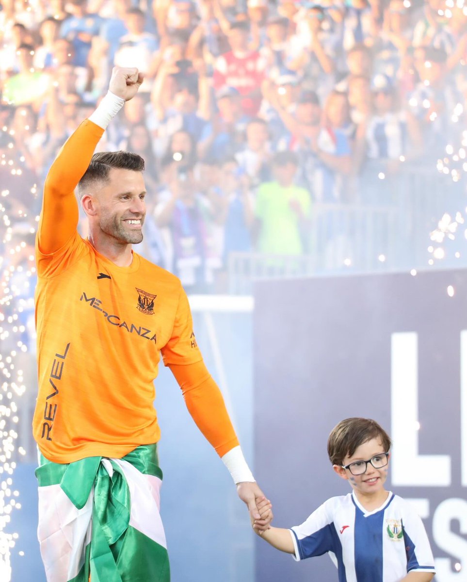 djim_25's tweet photo. Mi abuelo forjó un sueño. 
Hoy el cielo llora de alegría, hoy el @CDLeganes es de primera 🥇! https://t.co/bnKCxARIfK