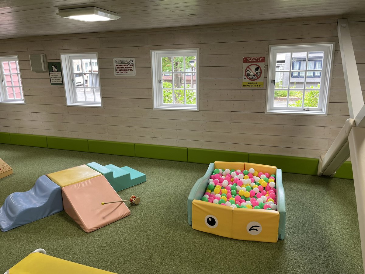 江別市旧町村農場がリニューアルオープンしました。ちびっ子の遊べるスペースには授乳室も完備。雨の日も大丈夫。カフェスペースもあり、私はソフトクリームをいただきました。
#江別市
#旧町村農場