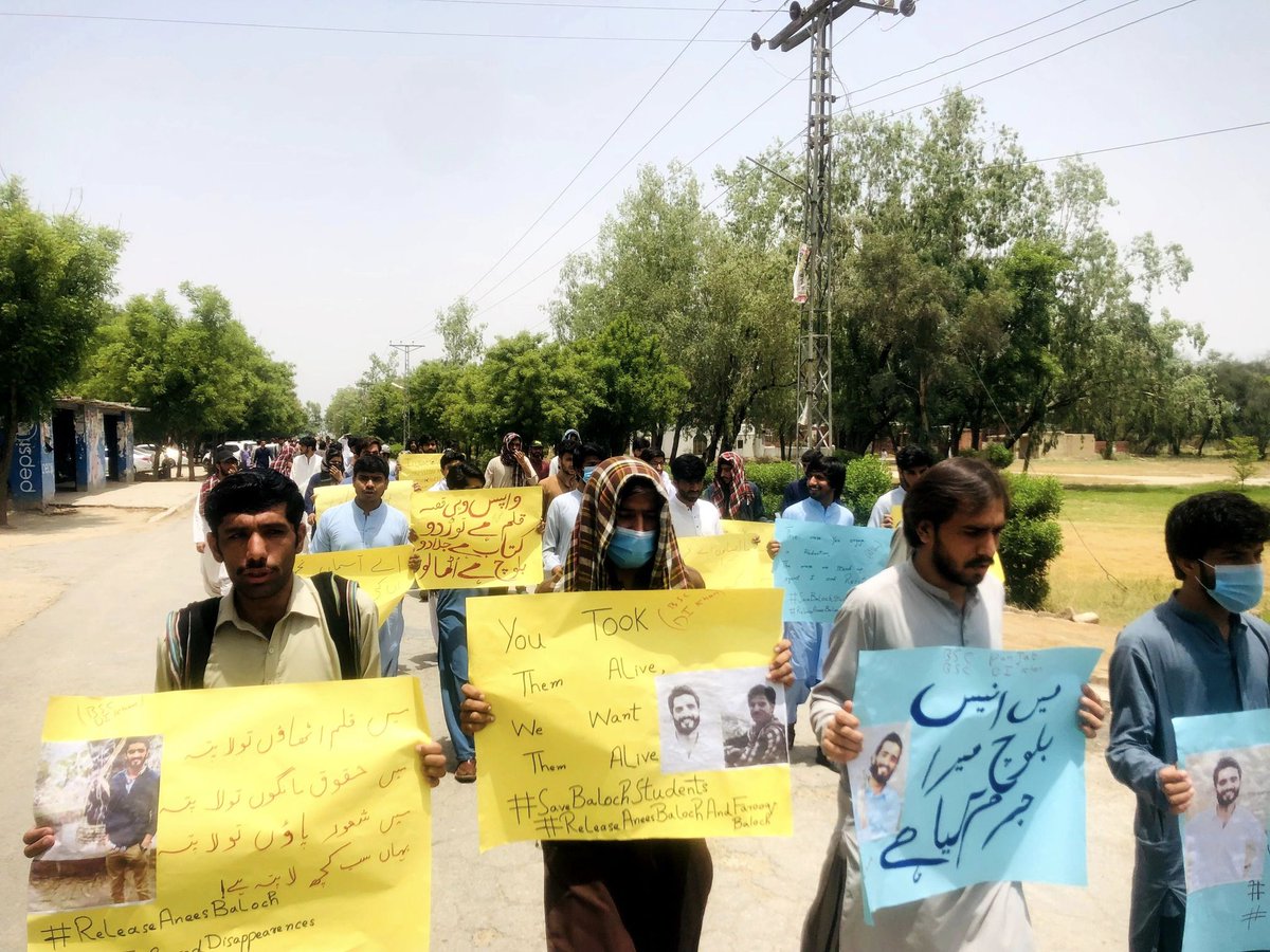 BSC_DIK's tweet photo. بلوچ اسٹوڈنٹس کونسل ڈیرہ اسماعیل خان کی طرف سے گومل یونیورسٹی میں انیس بلوچ کی بحفاظت بازیابی کے لیے پیس واک کا انعقاد کیا گیا.
#ReleaseAneesBaloch
#SaveBalochStudents https://t.co/li7V5cjqGO