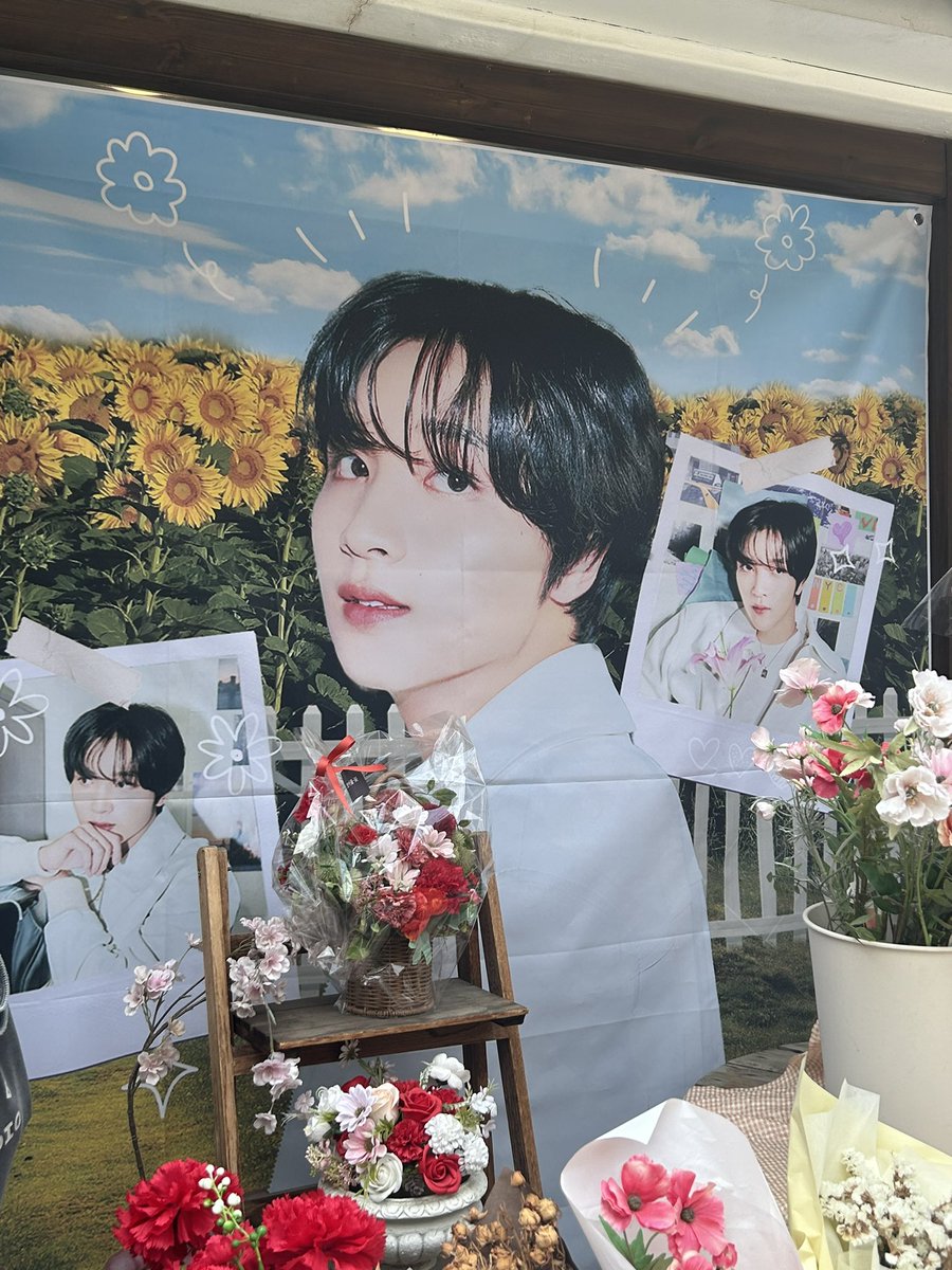 haechan_lee0825's tweet photo. #sunflower_garden_HC 
정말!!오래 기달려서 힘들었지만 사장님이 직접 그자리에서 열심히 꽃포장 해주시더라고요!너무 힘드실것 같았어요!고생하셨습니다!인테리어도 너무 이뻤어요!해바라기 잘키워보도록 하겠습니다!🫶 https://t.co/jzAJLVDxZU