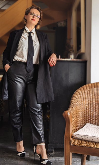 Aujourd'hui en live et shows dans cette splendide tenue, s&eacute;v&egrave;re et sadique &agrave; souhait. @Compte_VTC_Off<a href="/tag/sexy"class="tags"><span>#sexy</span></a><a href="/tag/hot"class="tags"><span>#hot</span></a><a href="/tag/vintage"class="tags"><span>#vintage</span></a><a href="/tag/milf"class="tags"><span>#milf</span></a><a href="/tag/vtc"class="tags"><span>#vtc</span></a>