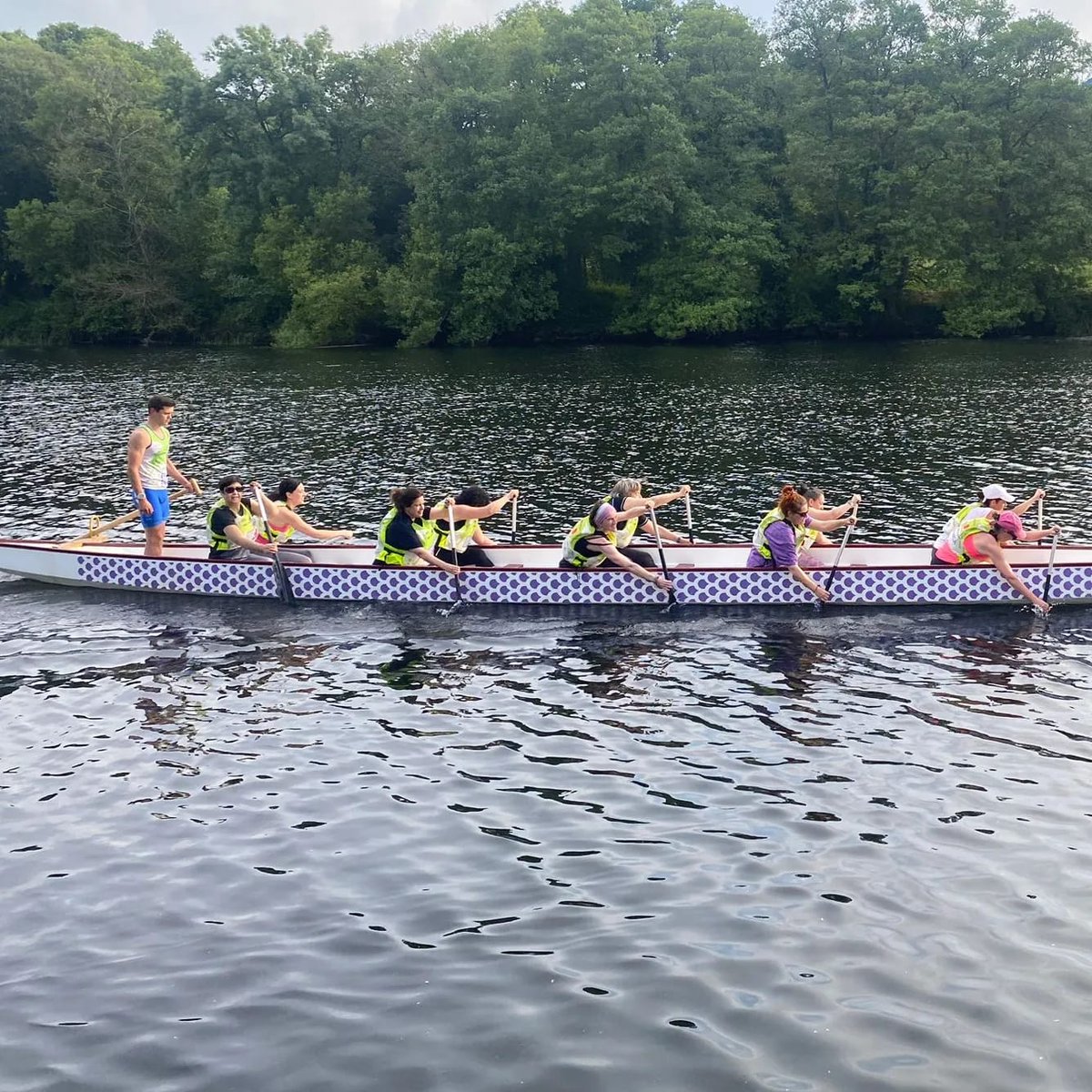 concellodelugo's tweet photo. 🚣‍♀️🐉✊ A concelleira de Igualdade e Inclusión, Ángeles Novo, e a concelleira de Benestar Social, Olga López, embarcáronse no Dragon Boat do Club Cidade de Lugo para coñecer en primeira persoa a experiencia de Dragonas de Lugo SCM, unha iniciativa de supervivintes de #cancrodemama https://t.co/v54oXCPZ8R