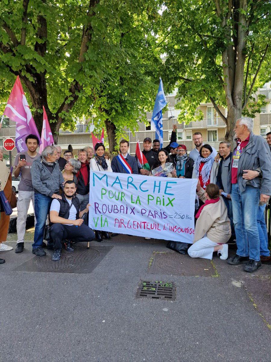 leilachaibi's tweet photo. À Argenteuil avec @PaulVannierFI pour soutenir la marche pour la paix et la justice sociale de notre candidat @BENALIBrahim20.
💪250 km de marche entre Roubaix et Paris, à la rencontre des citoyens. Bravo à eux !
👉Pour des députés de terrain votez @ManonAubryFr #UnionPopulaire https://t.co/xEqjV9oSV2