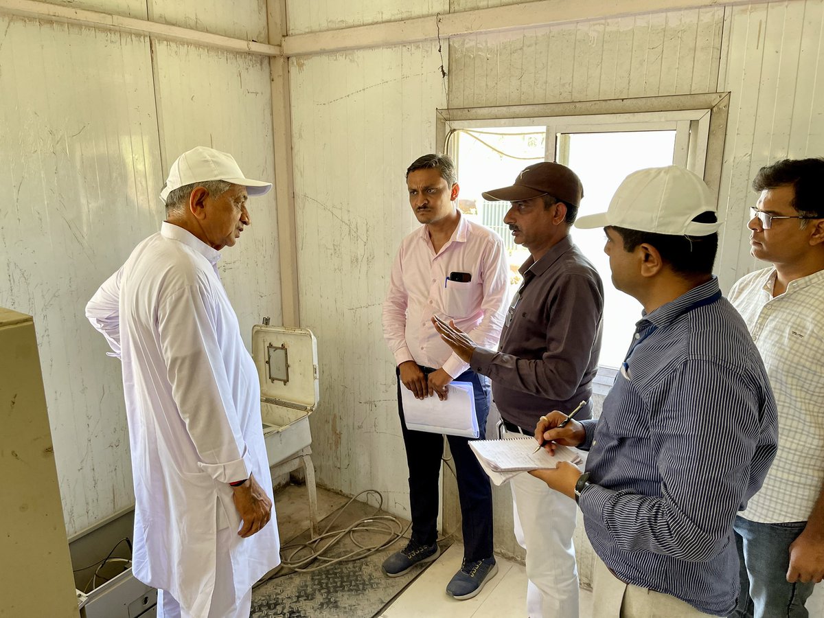 kunvarjibavalia's tweet photo. સારણ લીંકનાં પાઈપલાઈનના કામોની સ્થળ પર રૂબરૂ મુલાકાત કરી અને ફરજ પરના અધિકારીઓ સાથે વિવિધ બાબતો પર ચર્ચા કરી. (2/2)

#KunvajiBavaliya #CabinetMinister  #Gujarat #GWSSB #watersupply #Morbi https://t.co/DUjNklAtVg