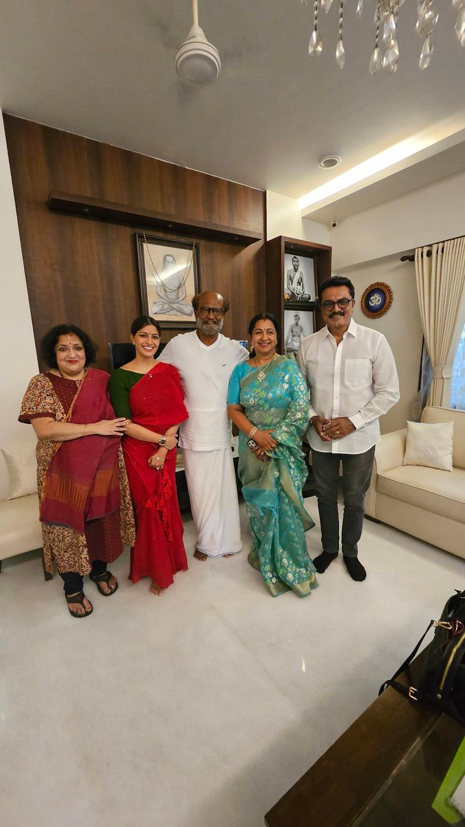 varusarath5's tweet photo. Got to meet our thalaivar @rajinikanth sir and invite him and latha aunty...thank you sir for always being so warm and loving..thank you @ash_rajinikanth for veinf so sweet as always..the apple didn't fall far from the tree..❤️❤️
@realsarathkumar @realradikaa 
#chayadevi #poojasarath @rayane_mithun