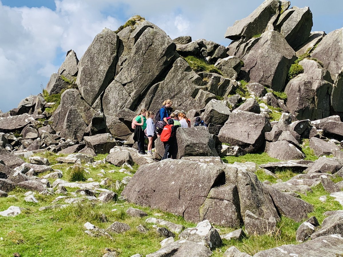 ysgol_y_dderi's tweet photo. Rydyn ni wedi cyrraedd Carn Meini a gweld y cerrig gleision! #mynyddoeddypreseli #côrycewri #awyriach @PentreIfan 🪨⛰️☀️🏴👌 https://t.co/fTHX69jJ5a