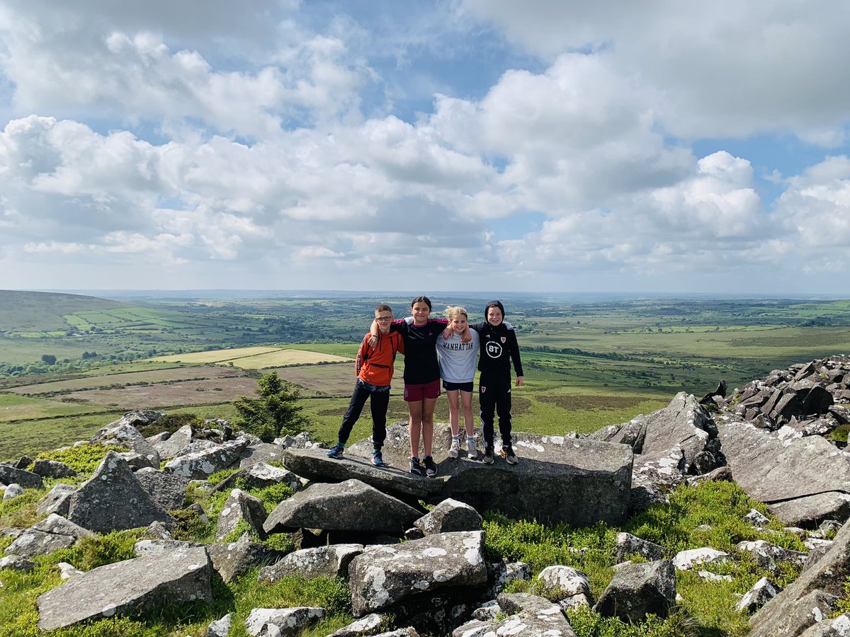 ysgol_y_dderi's tweet photo. Rydyn ni wedi cyrraedd Carn Meini a gweld y cerrig gleision! #mynyddoeddypreseli #côrycewri #awyriach @PentreIfan 🪨⛰️☀️🏴👌 https://t.co/fTHX69jJ5a
