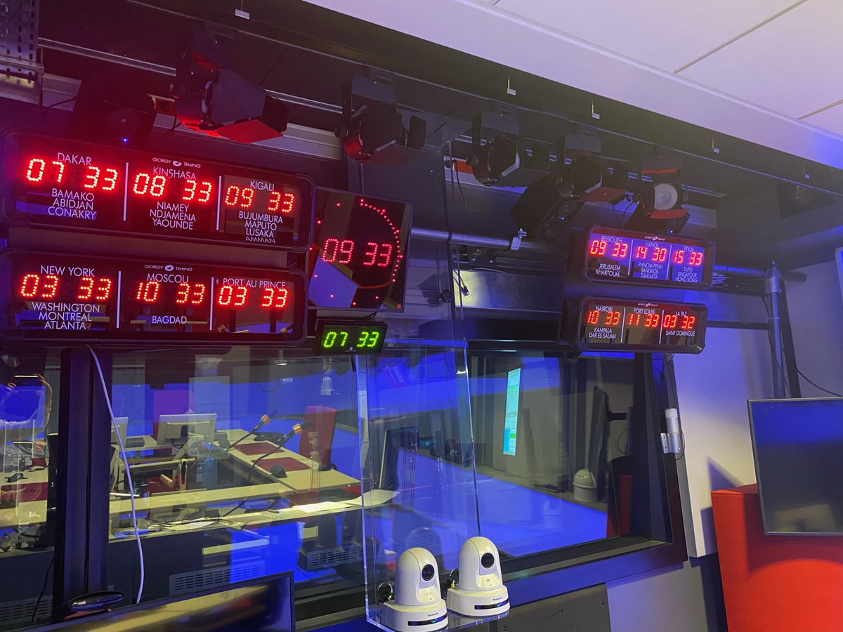 Demain <a href="/8milliardsRFI/">8 milliards de voisins</a> Pour la fête de la radio, on tend le micro aux voix de la nuit. A toutes ces voix qui causent dans le poste quand les autres dorment.
Confession intime et libre antenne pour les sans sommeil : en quoi la radio libère la parole ? <a href="/RFI/">RFI</a> à 12h10 <a href="/MarineBeccarell/">Marine Beccarelli</a>